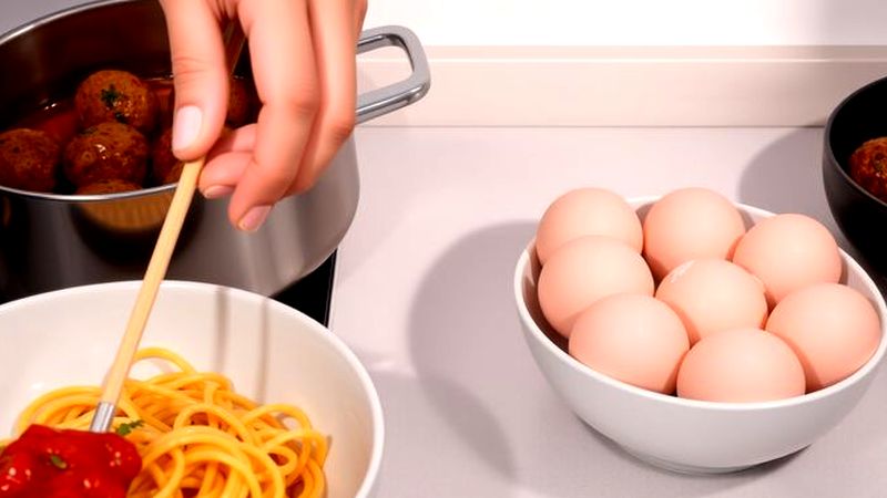 Una cocina cálida exhibe alimentos exquisitos