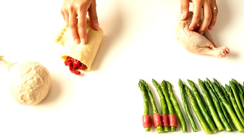 Manos crean cocina apetitosa y organizada