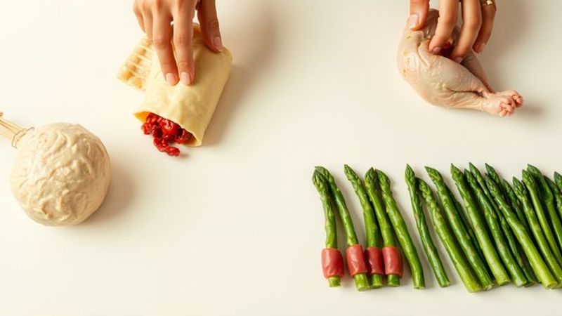 Manos crean cocina apetitosa y organizada
