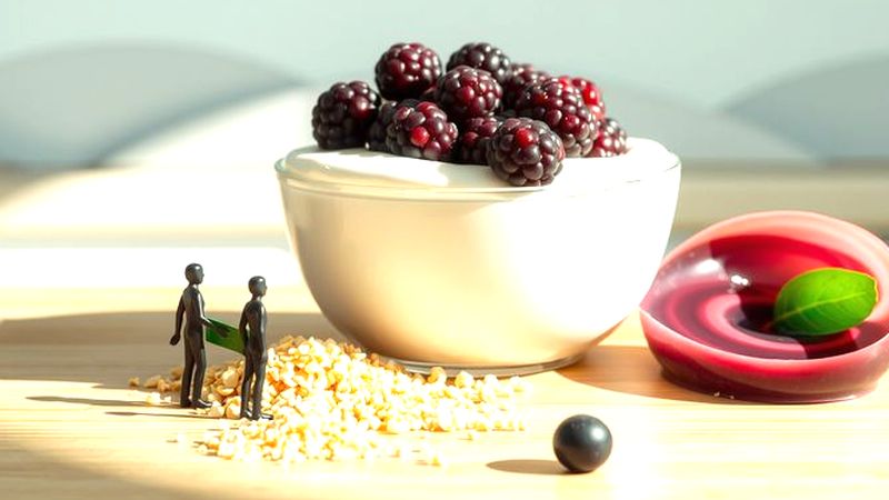 Yogur cremoso sobre acai